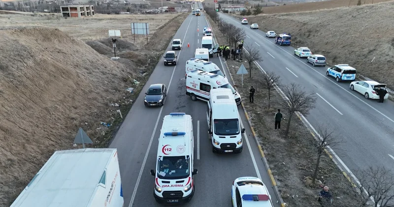 3 servis aracı birbirine girdi: 10 yaralı Sözcü Gazetesi