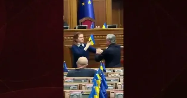 Mecliste tansiyon yükseldi: Ukraynalı milletvekilleri birbirine girdi