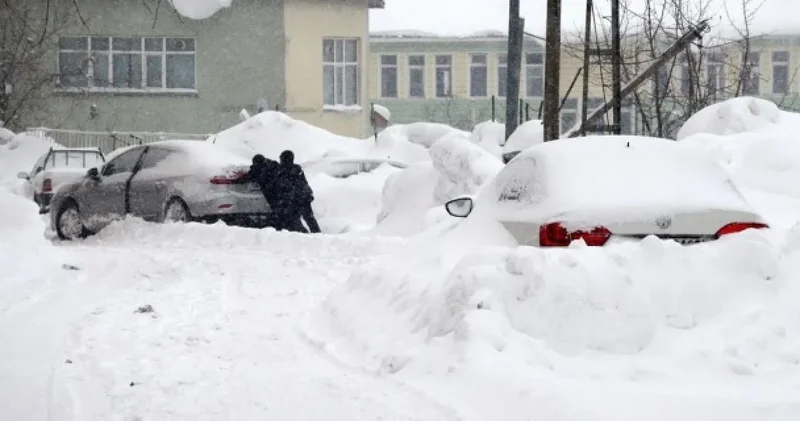Kar yağışı nedeniyle okullar tatil edildi