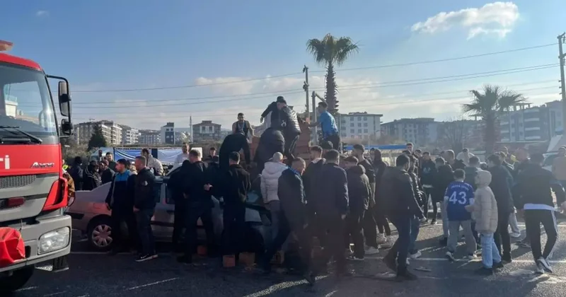 Kütahyaspor taraftarı, kazada yaralı sürücünün yardımına koştu