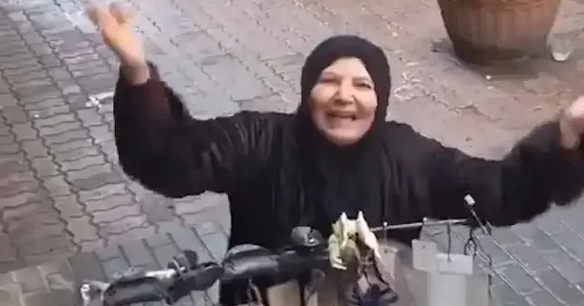 Suriyeli kadın terörden temizlenen bölgede şeker saçtı VİDEO İZLE