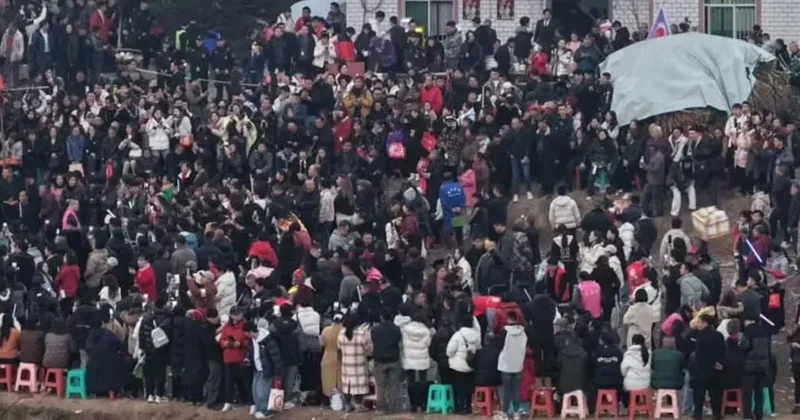 Bir genç kızın çağrısıyla herkes köye akın etti: Binler geldi, yollar kilitlendi Sözcü Gazetesi