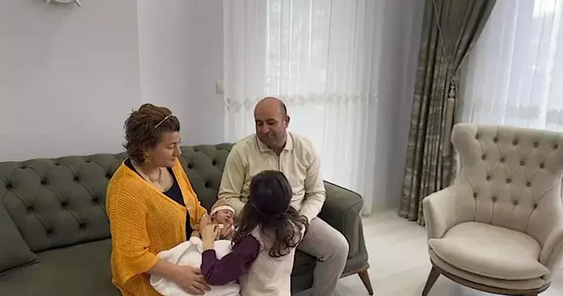 Geçici Koruyucu Aile modelinin 100 üncü bebeği Ege Berk, koruyucu ailesiyle buluştu