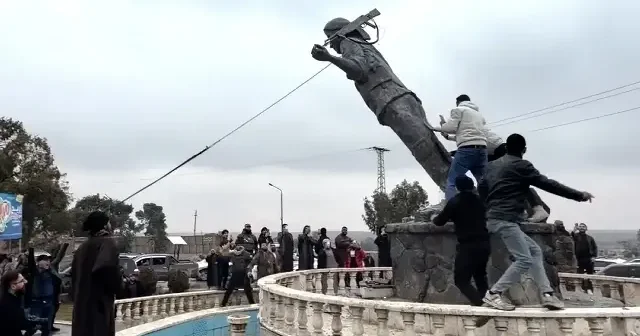 Tabka’da halk SDG terör örgütünün sembolü olan heykelleri yıktı VİDEO İZLE