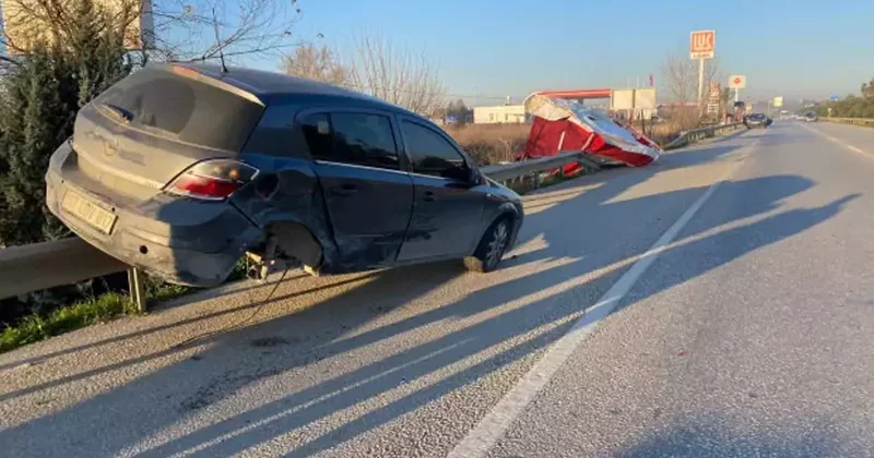 Antalya da akılalmaz kaza: Bariyerde asılı kaldı!