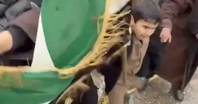 Suriye de çocuklardan özgürlük sevinci: Tabka sokaklarında SDG bayrağını çiğnediler VİDEO İZLE