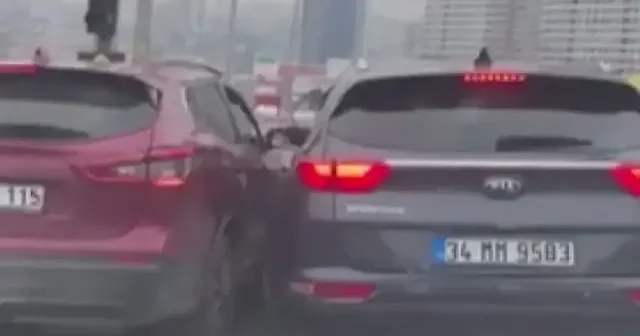 Beylikdüzü nde kaynak kavgası kamerada: Araçtan inip diğer sürücüye saldırdılar VİDEO İZLE