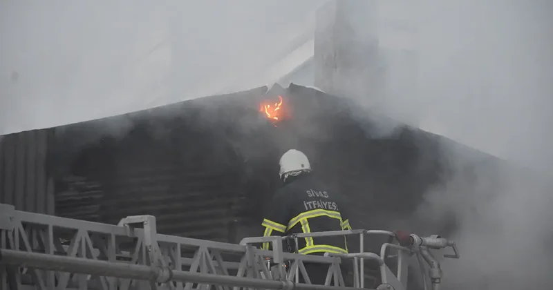 Sivas ta 2 katlı evde yangın! Kısa sürede söndürüldü