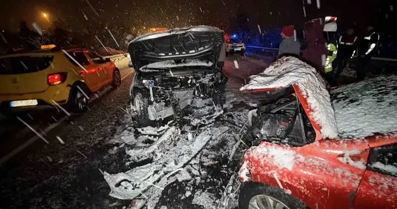 Karla kayganlaşan yolda iki araç kafa kafaya çarpışıp hurdaya döndü: Yaralılar var Düzce Haberleri