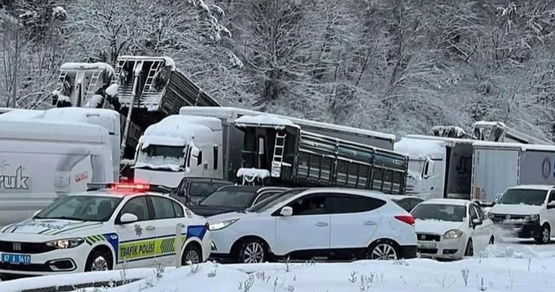 Zonguldak ta yoğun kar yağışı: 82 köy yolu kapandı, Ereğli Zonguldak yolunda trafik durma noktasına geldi