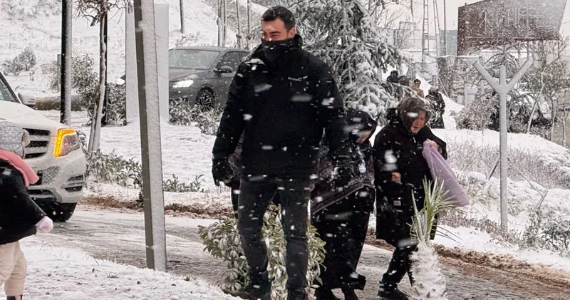 Lapa lapa yağan kar İstanbul u etkisi altına aldı! Etraf beyaz örtüyle kaplandı