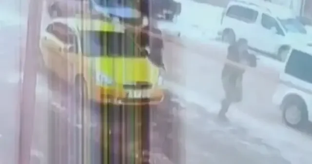 Taksi şoförü ateşli çocuğu kucağında taşıyarak hastaneye yetiştirdi VİDEO İZLE