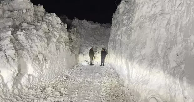Hakkari haberleri Hakkari de çığ düşen köy yolu ulaşıma açıldı! Kar kalınlığı dikkat çekti 18 Ocak 2026