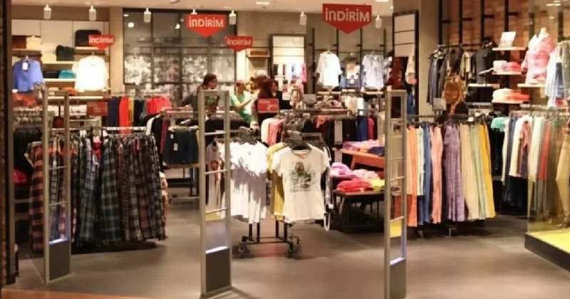 Türkiye de tek tişört bile üretmeden tekstil kralı oldu: Bir gecede 500 mağazası birden battı Sözcü Gazetesi