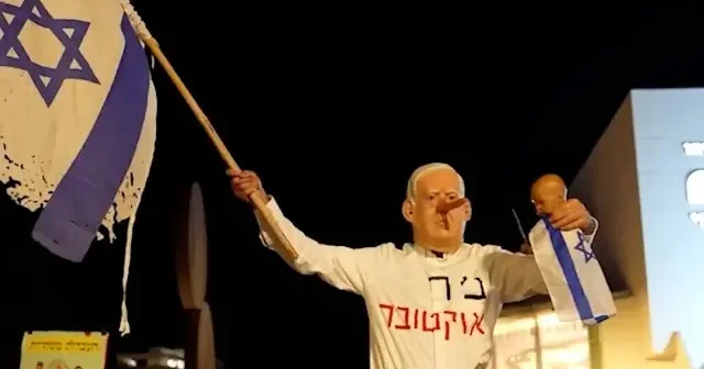 İsrail’de hükümete karşı büyük protesto: Habima Meydanı doldu taştı VİDEO İZLE