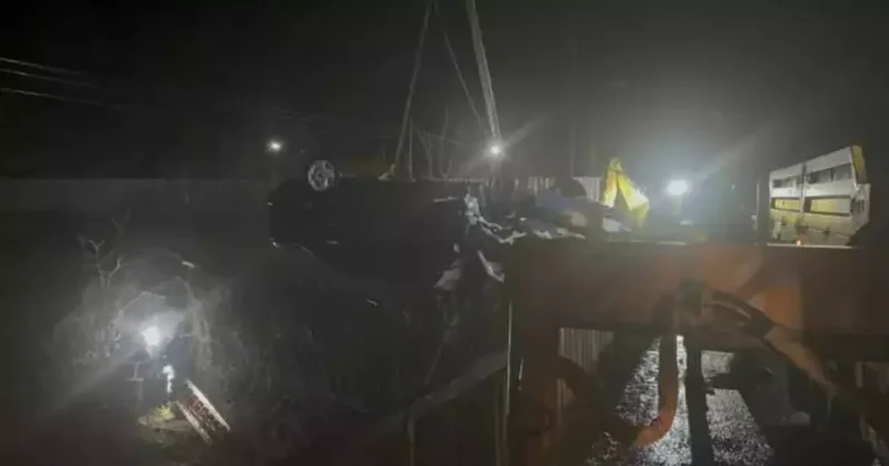 Otomobil çaya uçtu: Baba ve oğlu öldü