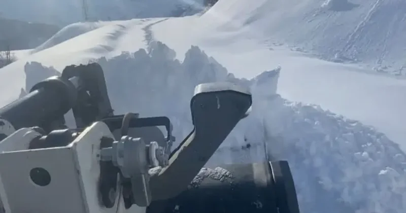 Kar kalınlığı 2 metreyi aştı, 27 köy yolu kapalı