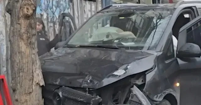 Taksim’de şoförden el freni ihmali: Turist dolu minibüs ağaca çarptı VİDEO İZLE