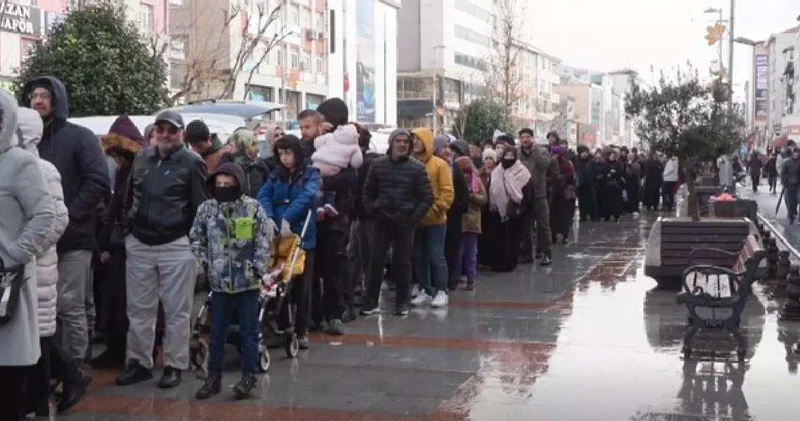 2 buçuk ton balık dağıtıldı: Duyan sıraya girdi uzun kuyruklar oluştu
