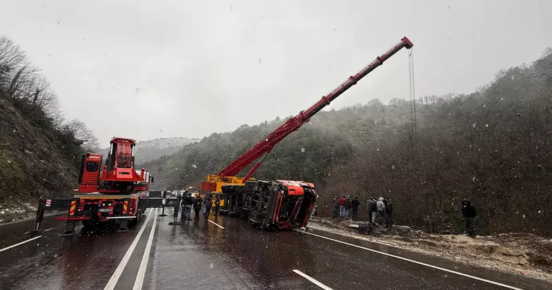 Yer: Zonguldak! Alkollü sürücünün kullandığı TIR, uçuruma devrildi