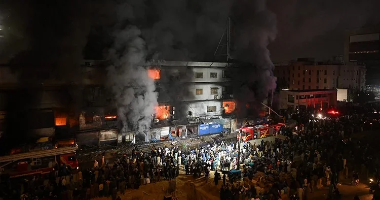 Pakistan da bir AVM alevler içinde kaldı: 6 ölü