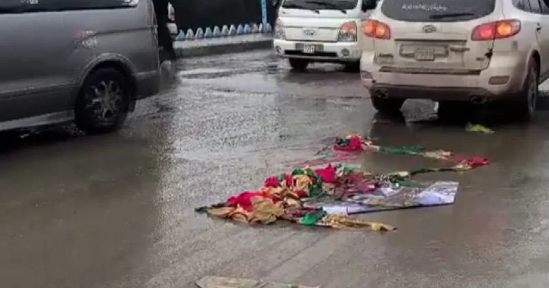 Tabka SDG den kurtarıldı, halk teröristlerin afişlerini parçaladı