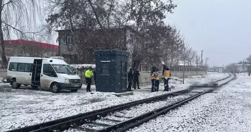 Elazığ da feci kaza: Yük treninin çarptığı kişi öldü
