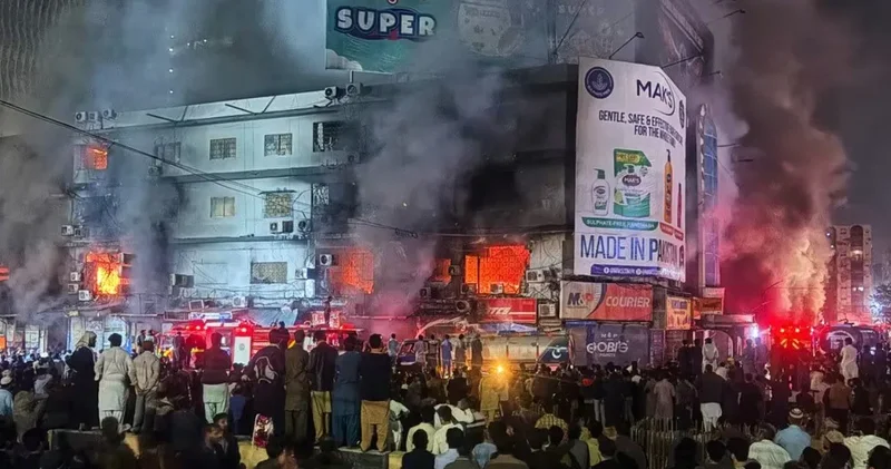 Pakistan da AVM faciası: Alevlere teslim olan binada 6 kişi hayatını kaybetti