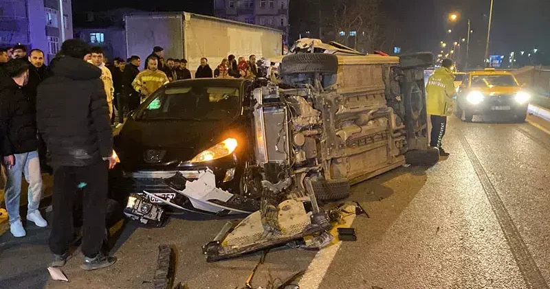 Hafif ticari araç, otomobilinin yanında bekleyen sürücü ile TIR a çarptı: 1 ölü, 1 yaralı