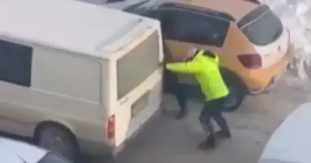Trafik polisinden alkışlanan hareket: Mahsur kalan aracın imdadına yetişti VİDEO İZLE