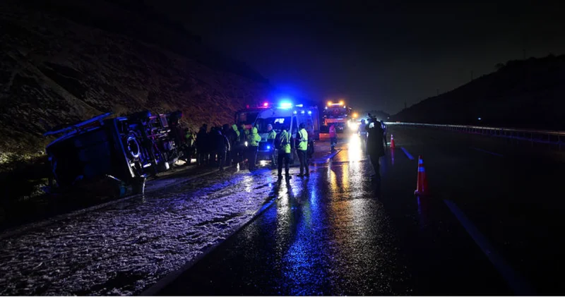 Kuzey Çevre Otoyolu nda servis minibüsü devrildi, 11 kişi yaralandı Son dakika haberleri