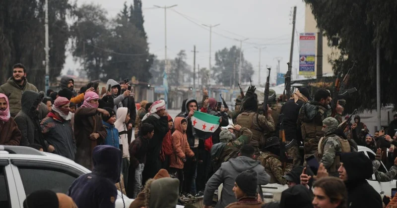 Soğuk ve yağmura rağmen Suriyeliler eve dönüş sevinci yaşıyor