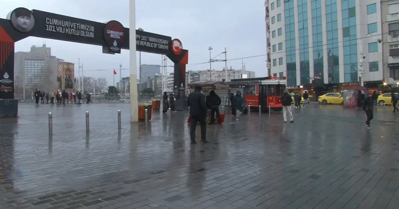 Taksim’de kar yağışı aralıklarla etkisini gösteriyor