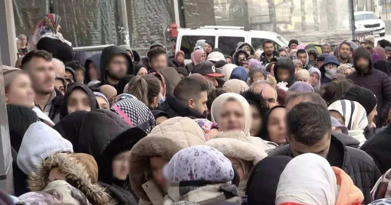 İndirimi duyan dondurucu soğukta saatlerce bekledi: Bursa’da 100 liralık alışveriş izdihamı