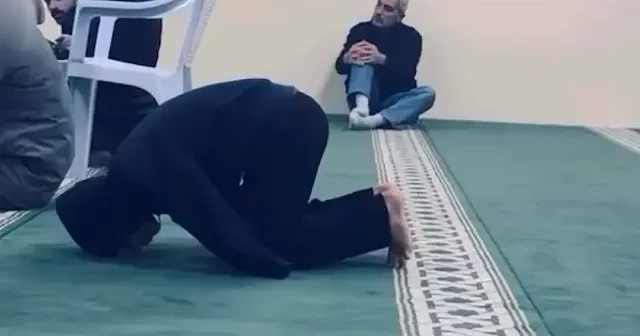 İsrail saldırısında iki kolunu kaybeden Gazzeli Mahmud namazını böyle kıldı VİDEO İZLE