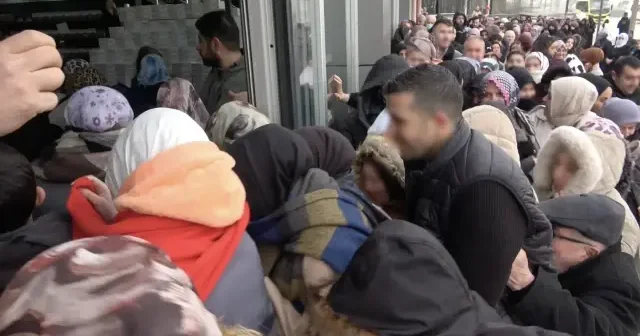 Bursa da indirim izdihamı: 100 liralık alışveriş için dondurucu soğukta saatlerce beklediler VİDEO İZLE