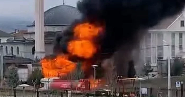 Sünger yüklü TIR’daki yangın, yanındaki mobilya yüklü dorseye sıçradı