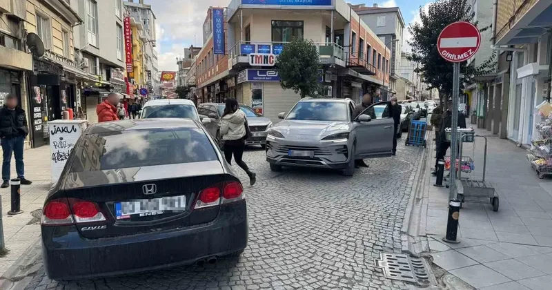 Hatalı park trafiği kilitledi