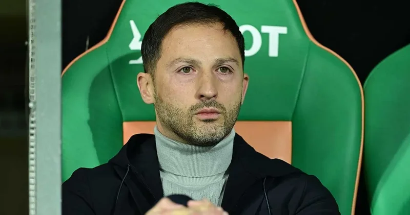 Tedesco çıldırdı ceketini yere fırlattı: Mehmet Türkmen e tepki