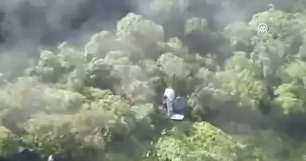 Endonezya, 11 kişiyi taşıyan kayıp uçağın enkazını bulunduğu anlar ortaya çıktı