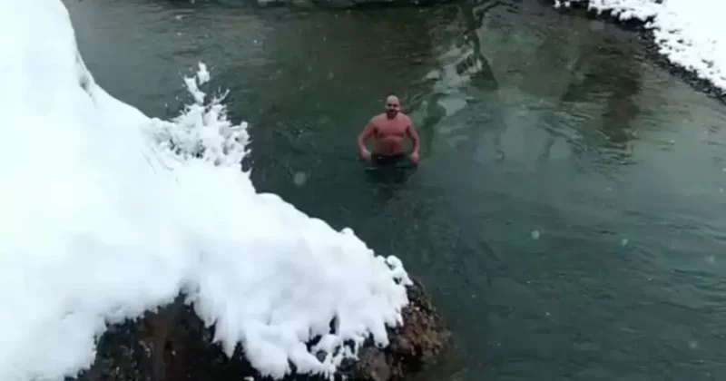 Tunceli’de sıra dışı anlar: Aynı vadide su samurları ve buz gibi suda yüzen gençler dikkat çekti