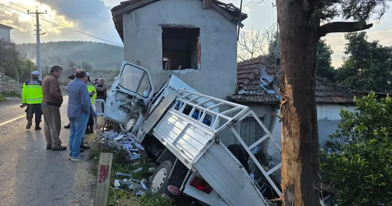Yer: Muğla! Kamyonet yol kenarındaki eve çarptı, sürücü hayatını kaybetti