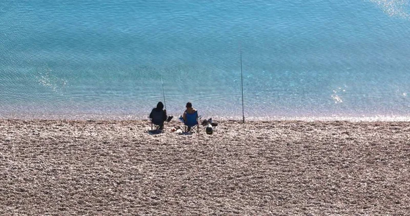 Yurt soğuklara teslim ama Antalya da deniz keyfi var