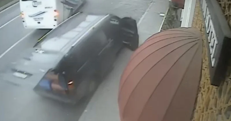 Son dakika: Facia kıl payı... Taksim de minibüs şoförü el frenini çekmeyi unuttu! Son dakika haberleri