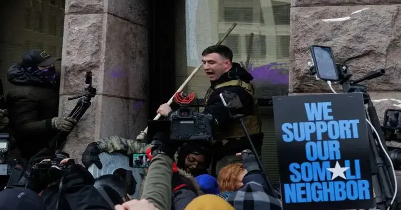 Müslüman karşıtı gösteride Kur an ı Kerim yakma girişimi