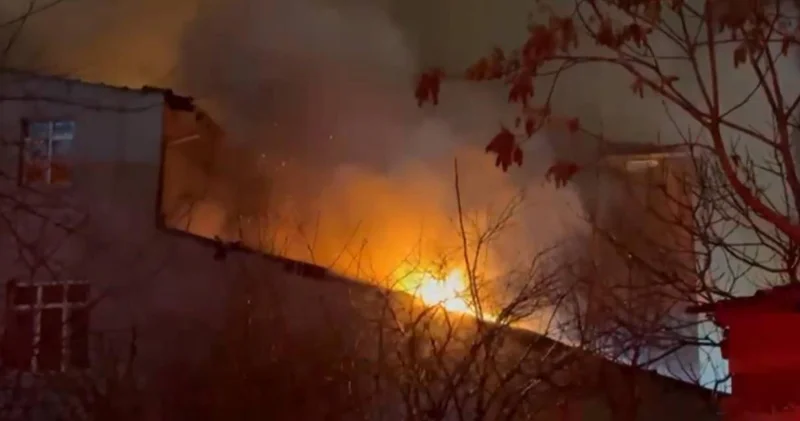 Ümraniye de 3 katlı binada yangın çıktı: Vatandaşlar tahliye edildi