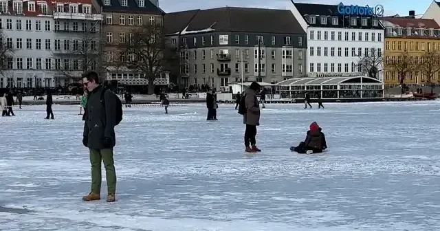 Kopenhag’da donan su yolları doğal buz pistine dönüştü VİDEO İZLE
