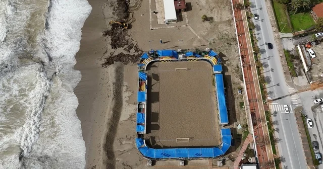 Alanya da etkili olan fırtına sahildeki işletmede hasara yol açtı Antalya Haberleri