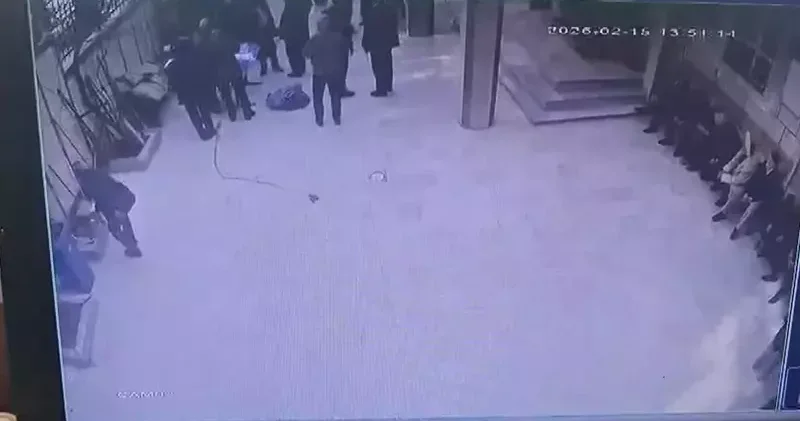 Sultangazi de cami avlusunda dayısına kaldırım taşıyla saldırdı