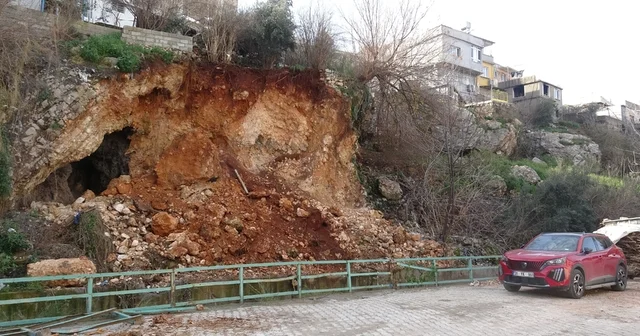 Heyelanla birlikte evlerin altındaki mağara ortaya çıktı Hatay Haberleri